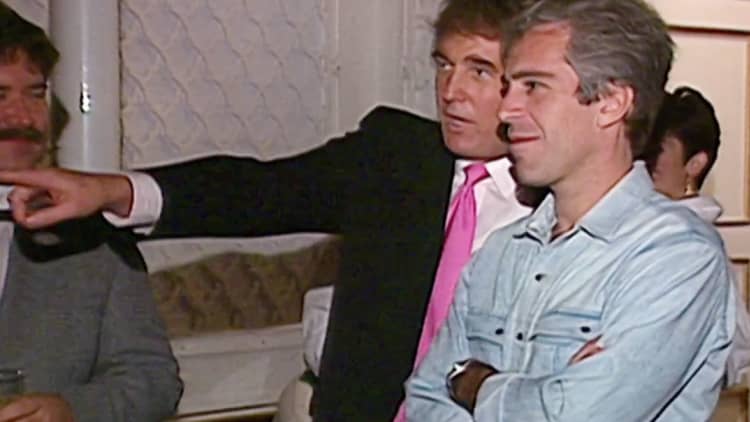 NBC arşiv görüntüleri, Trump'ın 1992'de Jeffrey Epstein ile parti yaptığını gösteriyor