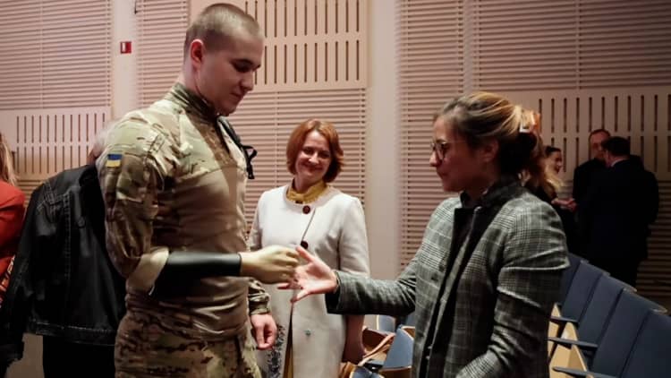 Yaralı Ukraynalı asker, ABD'li kar amacı gütmeyen kuruluşun desteğiyle yeni yüksek teknolojili uzuvlara kavuştu