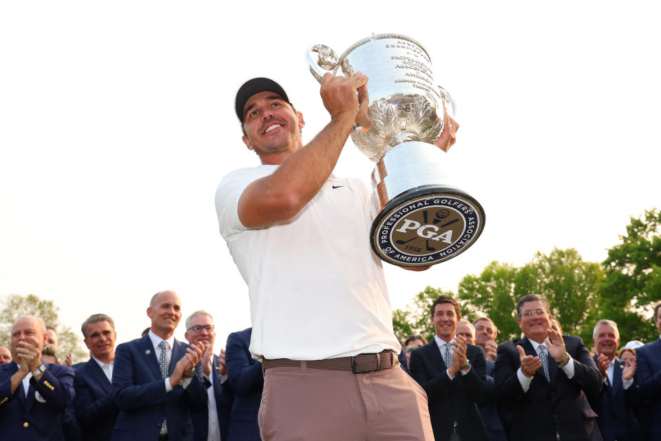Brooks Koepka, Oak Hill Country Club'da 2023 PGA Şampiyonasını kazandıktan sonra Wanamaker Trophy ile kutlama yapıyor.  (Michael Reaves/Getty Images)