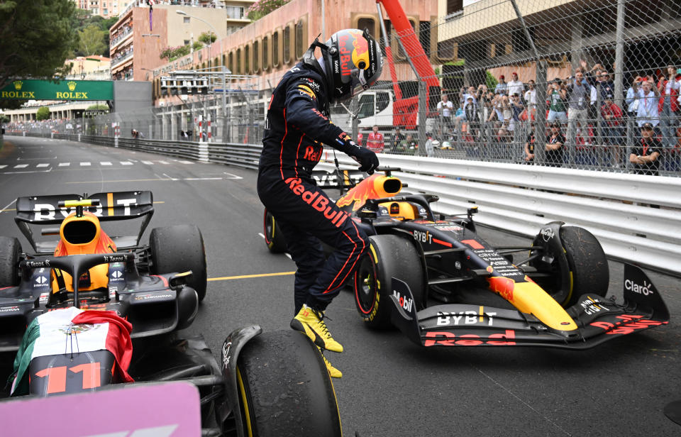Formula 1 F1 - Monaco Grand Prix - Circuit de Monaco, Monte Carlo, Monaco - 29 Mayıs 2022 Red Bull'dan Sergio Perez, REUTERS/Christian Bruna aracılığıyla Havuz yarışını kazandıktan sonra kutluyor