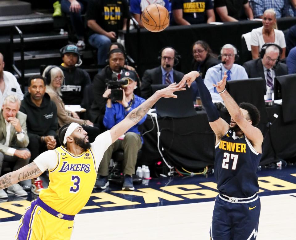 Denver Nuggets guardı Jamal Murray, Lakers forveti Anthony Davis'e karşı üç sayılık atış yaptı.