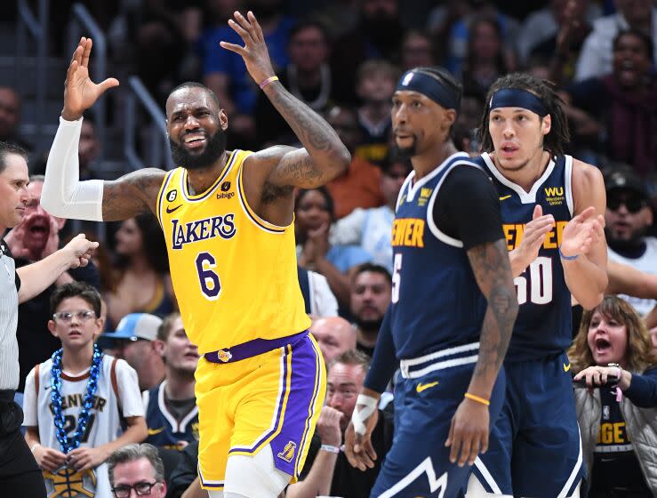 Denver, Colorado 16 Mayıs 2023 - Lakers'tan LeBron James, Nuggets'a faul yapmak istiyor.