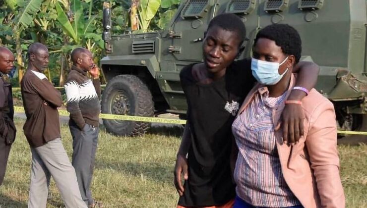 Uganda’da isyancılar düzinelerce okul çocuğunu öldürmekle suçlanıyor