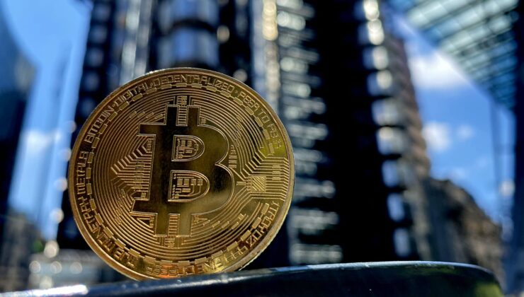 Bitcoin, haftayı kapatmak için 31.000 doların üzerine çıkarak bir yıldan fazla bir sürenin en yüksek seviyesine çıktı