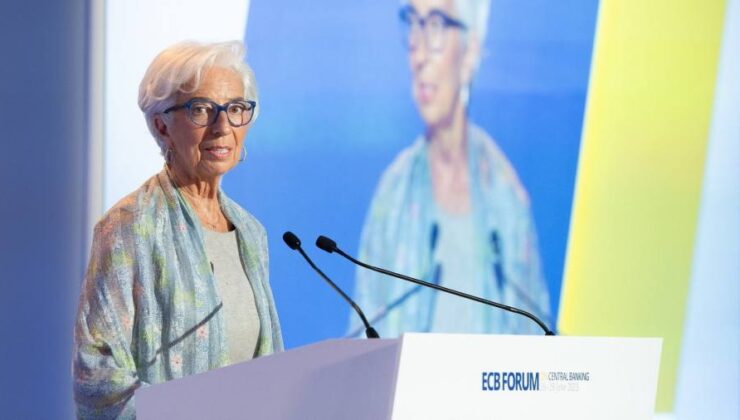 Christine Lagarde, ECB’nin ücret-fiyat sarmalını önlemek için yüksek oranlarda ısrar etmesi gerektiğini söylüyor