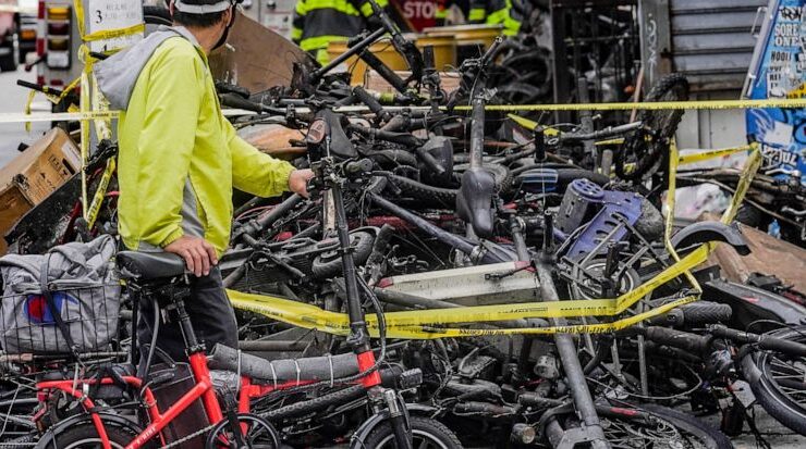 NYC, ölümcül pil yangınlarını önlemek isteyen e-bisiklet şarj istasyonları için 25 milyon dolar alıyor