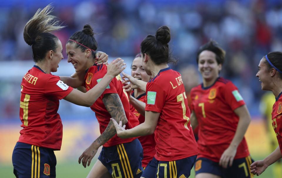 Soldan ikinci İspanyol Jennifer Hermoso, golün ardından takım arkadaşlarıyla kutlama yapıyor.