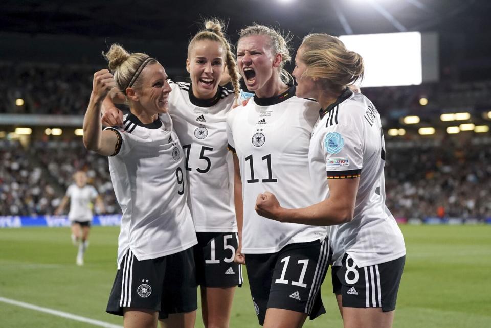 Almanya'dan Alexandra Popp gol attıktan sonra takım arkadaşlarıyla kutlama yapıyor.