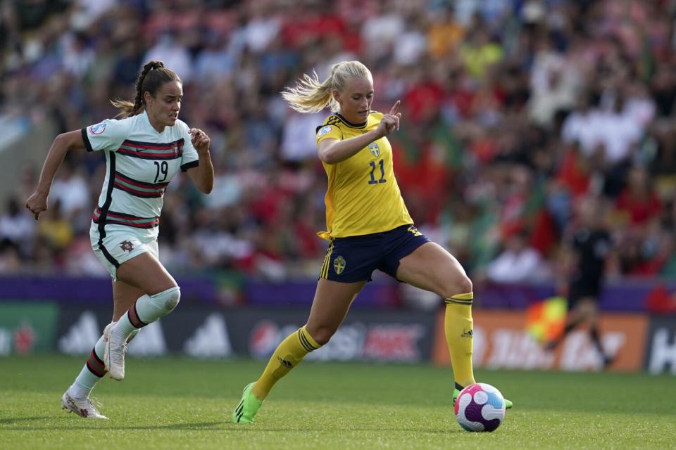 İsveçli Stina Blackstenius, Portekizli Diana Gomes önünde topu kontrol ediyor.