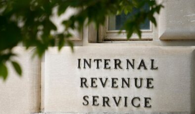 IRS, işçi güvenliğini korumak ve dolandırıcılarla mücadele etmek için vergi mükelleflerine habersiz ziyaretlerini sonlandırıyor